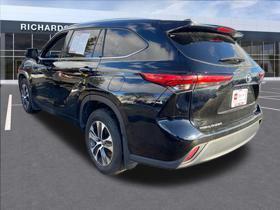 used 2022 Toyota Highlander car, priced at $34,994