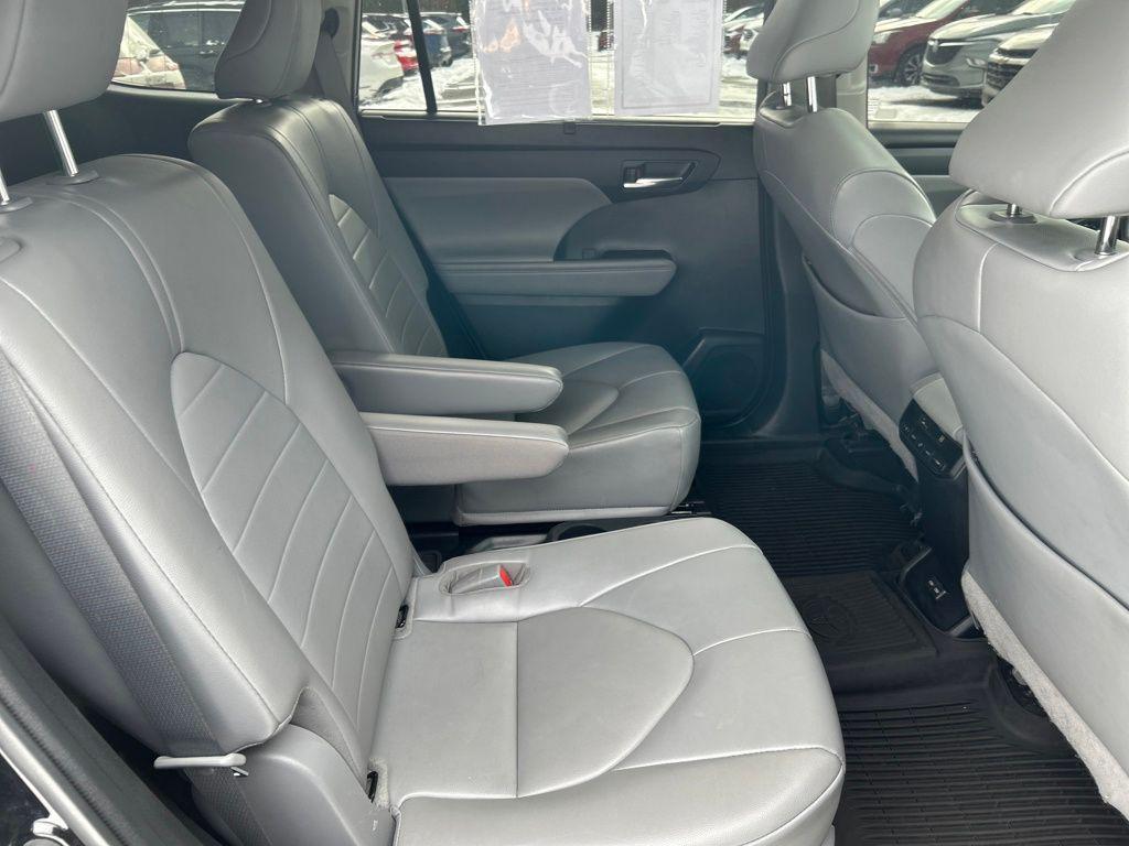 used 2022 Toyota Highlander car, priced at $34,118