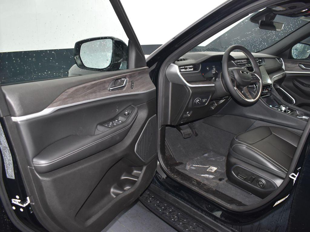 new 2025 Jeep Grand Cherokee car, priced at $47,389