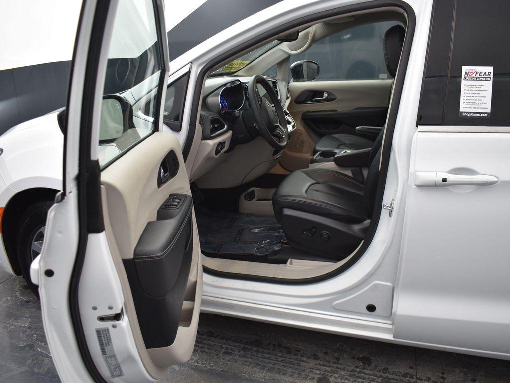 used 2024 Chrysler Pacifica Hybrid car, priced at $28,907