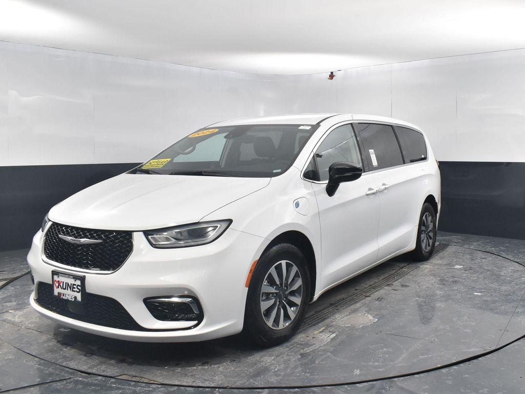used 2024 Chrysler Pacifica Hybrid car, priced at $28,907
