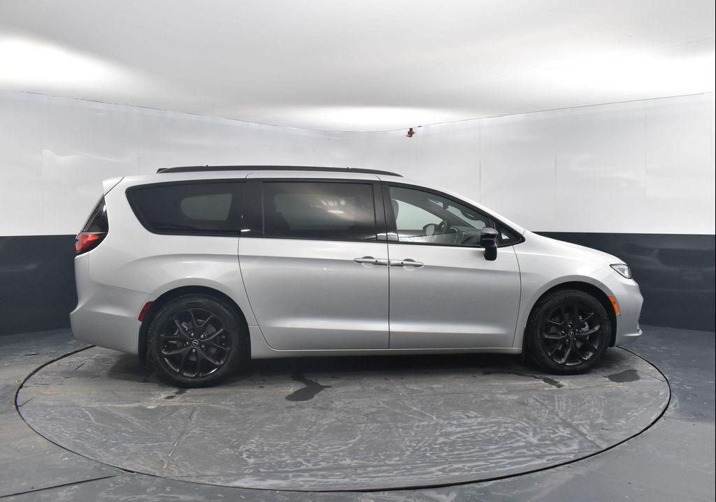 new 2026 Chrysler Pacifica car, priced at $52,822