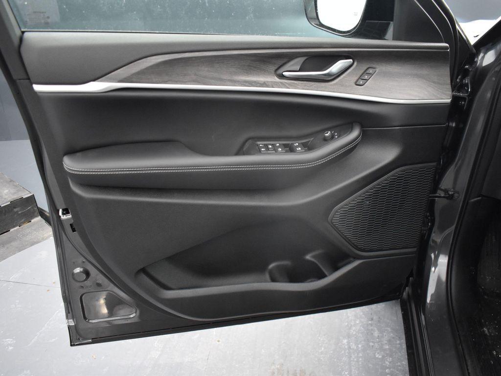 new 2025 Jeep Grand Cherokee L car, priced at $48,885