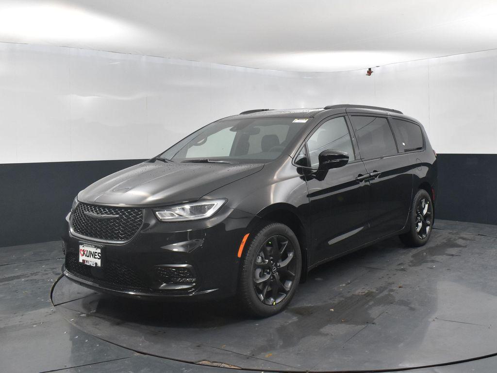 new 2026 Chrysler Pacifica car, priced at $54,468