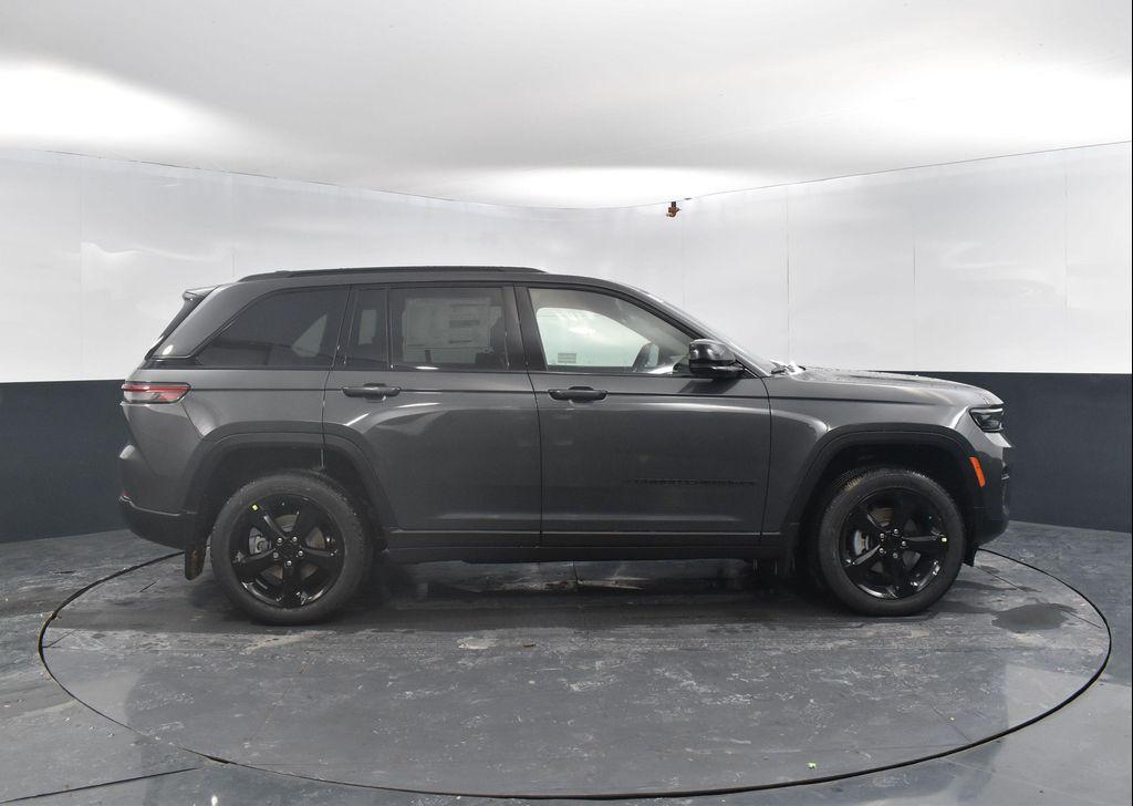 new 2025 Jeep Grand Cherokee car, priced at $43,934