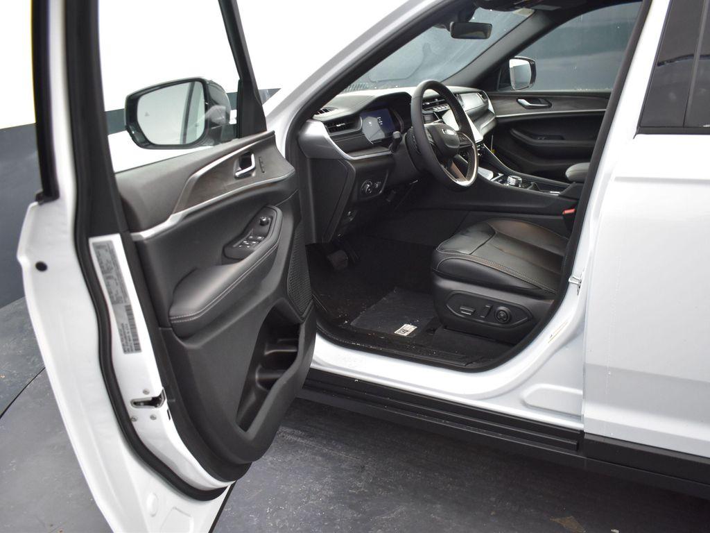 new 2025 Jeep Grand Cherokee car, priced at $44,797