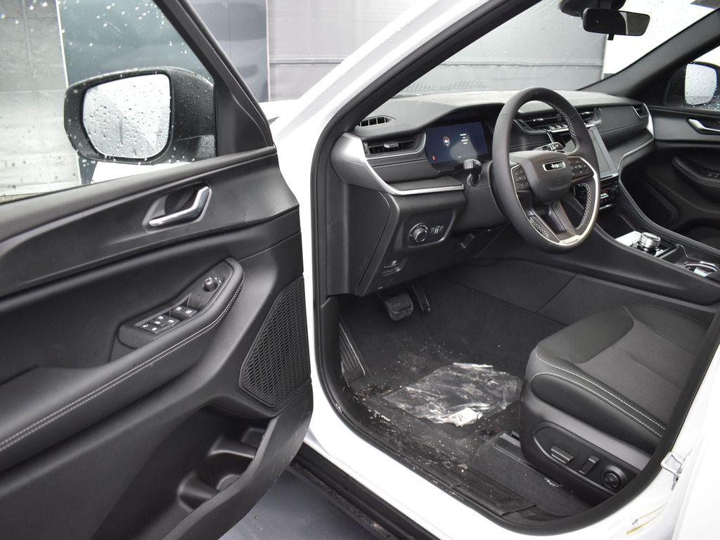 new 2025 Jeep Grand Cherokee car, priced at $37,483