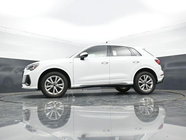 Audi Q3 view 50
