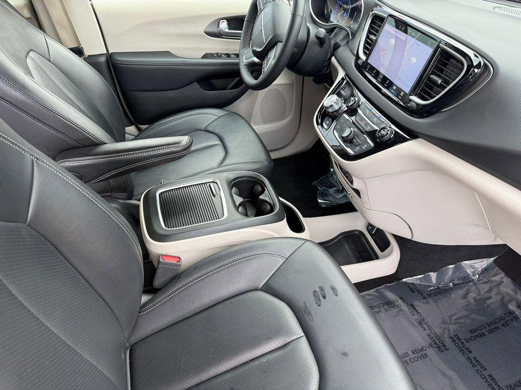 used 2024 Chrysler Pacifica car, priced at $23,749