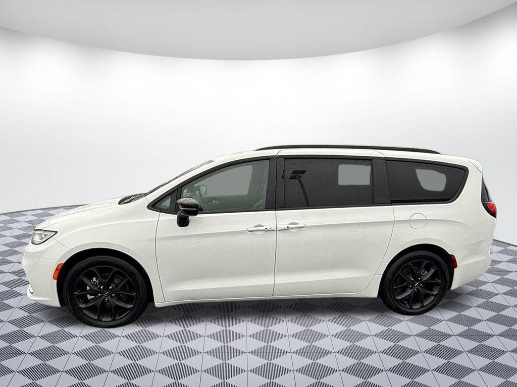 used 2025 Chrysler Pacifica car, priced at $31,999