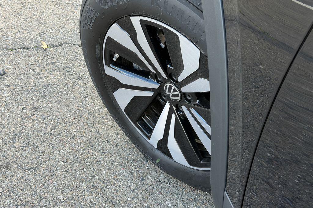 new 2026 Volkswagen Atlas car, priced at $40,081