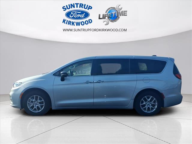 used 2024 Chrysler Pacifica car, priced at $25,993