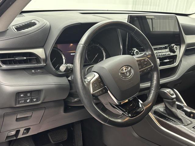 used 2021 Toyota Highlander car, priced at $29,999