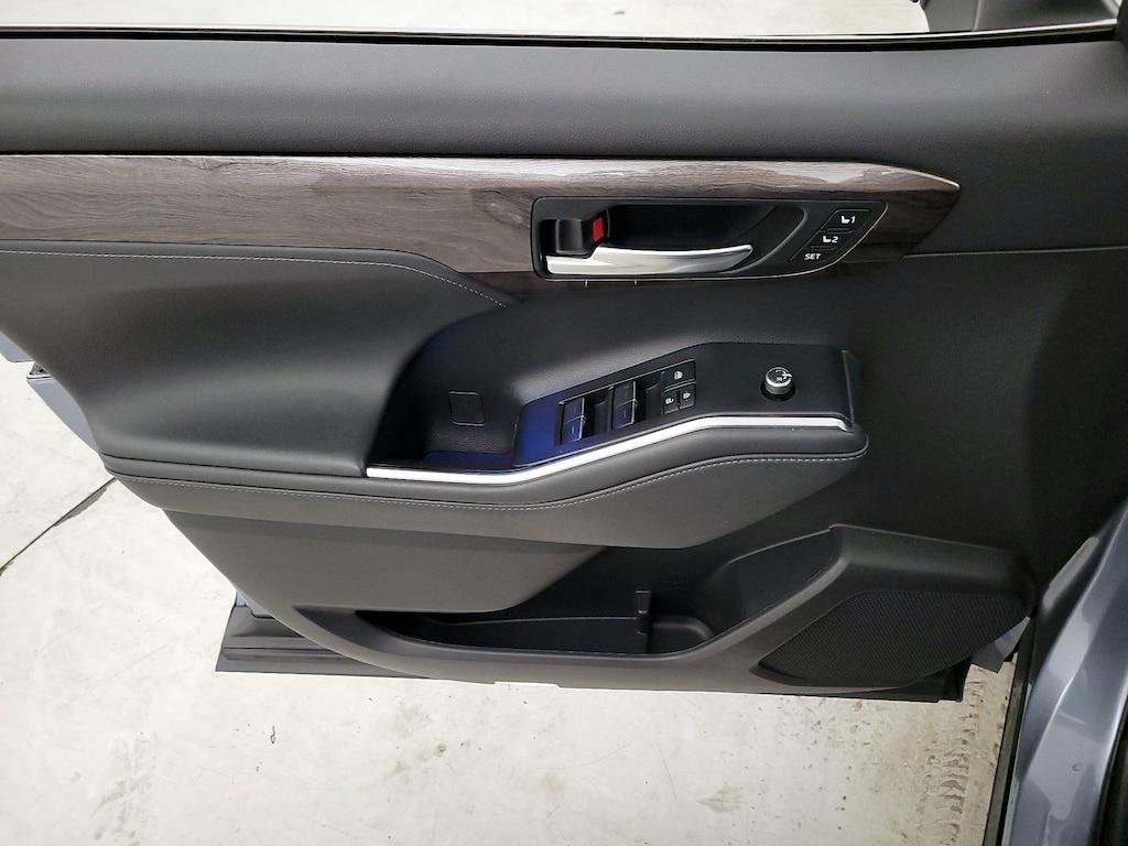 used 2022 Toyota Highlander car, priced at $36,998