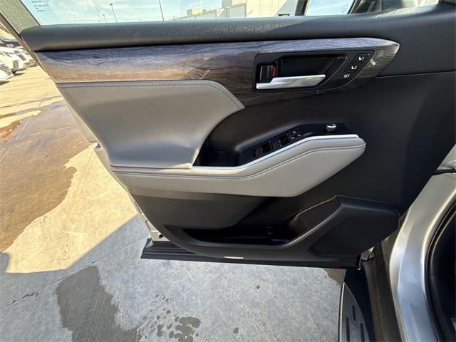 used 2021 Toyota Highlander car, priced at $33,831