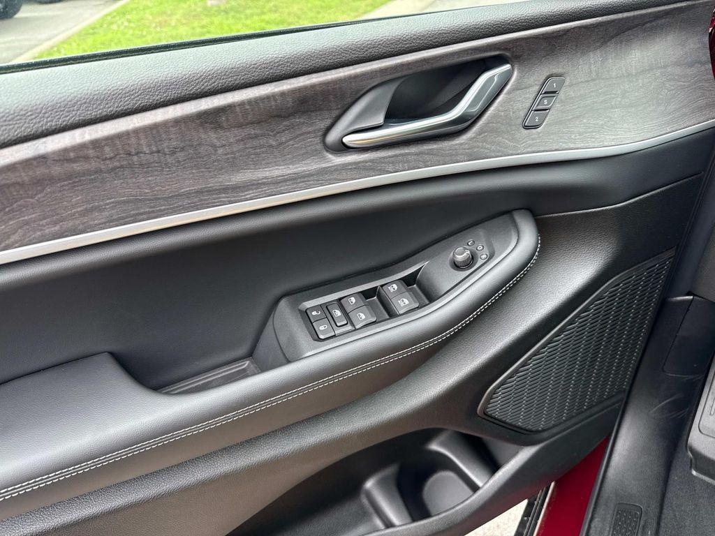 new 2025 Jeep Grand Cherokee car, priced at $41,998