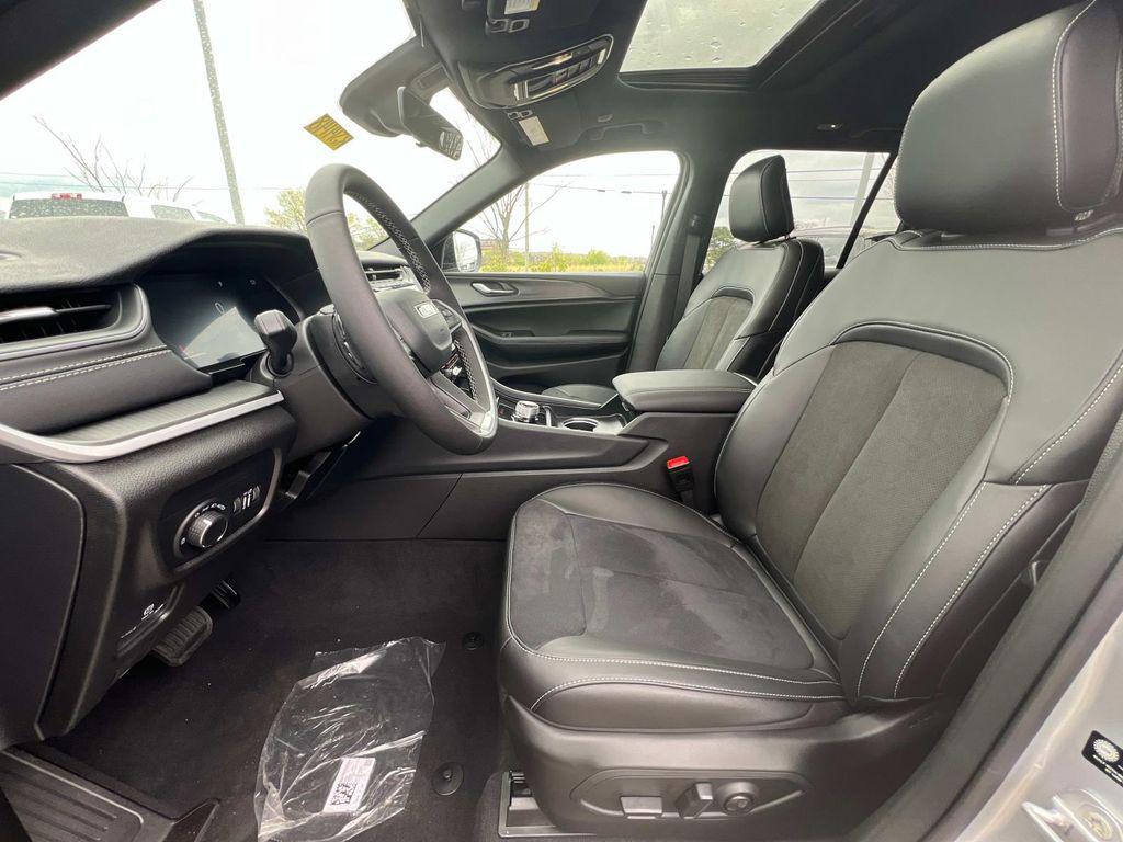 new 2025 Jeep Grand Cherokee car, priced at $35,887