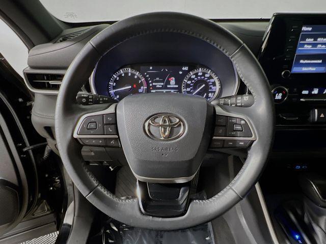 used 2022 Toyota Highlander car, priced at $33,322