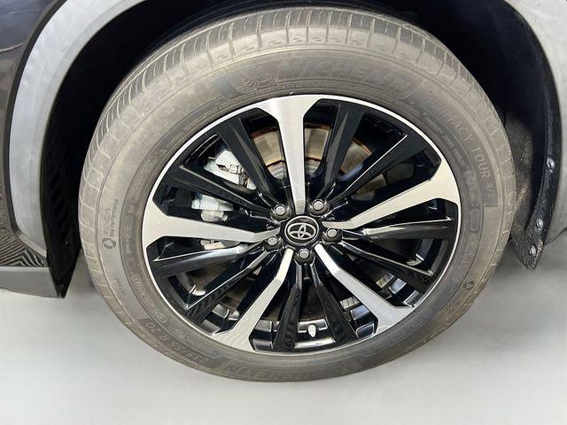 used 2022 Toyota Highlander car, priced at $33,322