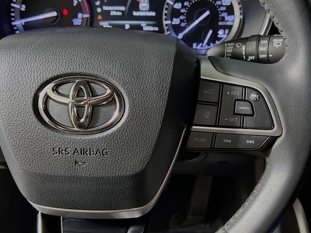 used 2022 Toyota Highlander car, priced at $33,322