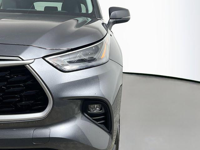 used 2023 Toyota Highlander car, priced at $28,891