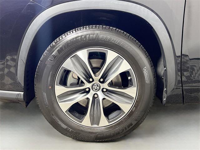 used 2023 Toyota Highlander car, priced at $33,029