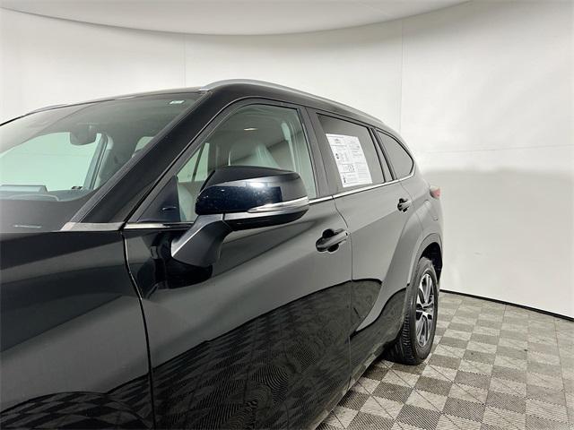 used 2023 Toyota Highlander car, priced at $33,029