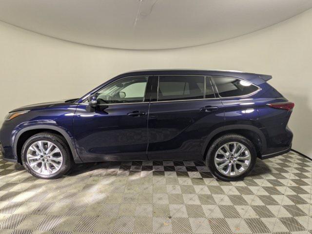 used 2022 Toyota Highlander car, priced at $33,652