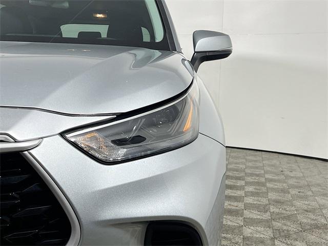 used 2023 Toyota Highlander car, priced at $27,807