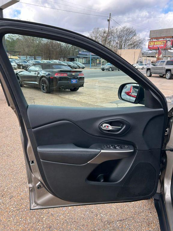 used 2019 Jeep Cherokee car, priced at $13,995