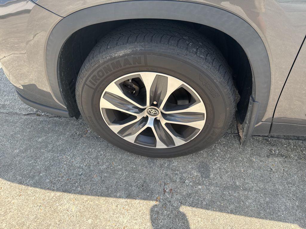 used 2021 Toyota Highlander car, priced at $25,327