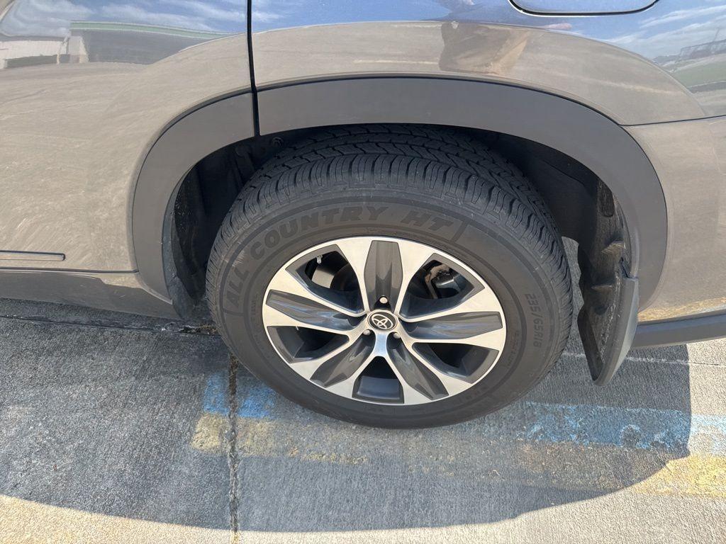 used 2021 Toyota Highlander car, priced at $25,327