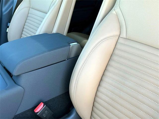 new 2025 Land Rover Discovery car, priced at $65,778