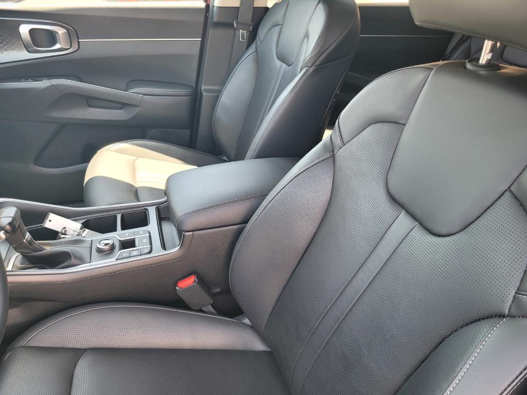 used 2025 Kia Sorento car, priced at $34,333