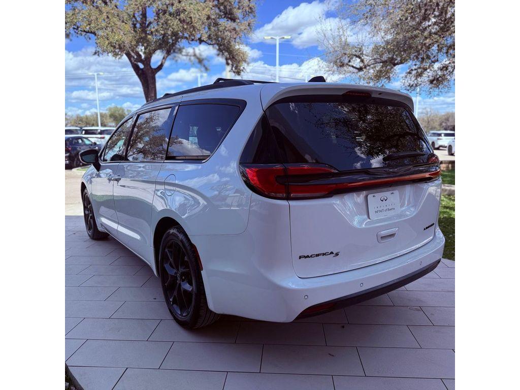 used 2025 Chrysler Pacifica car, priced at $31,088