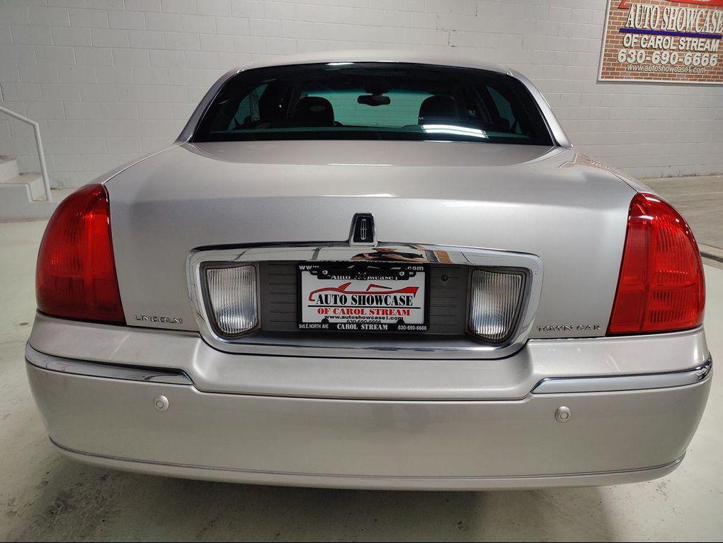 used 2004 Lincoln Town Car car, priced at $14,995