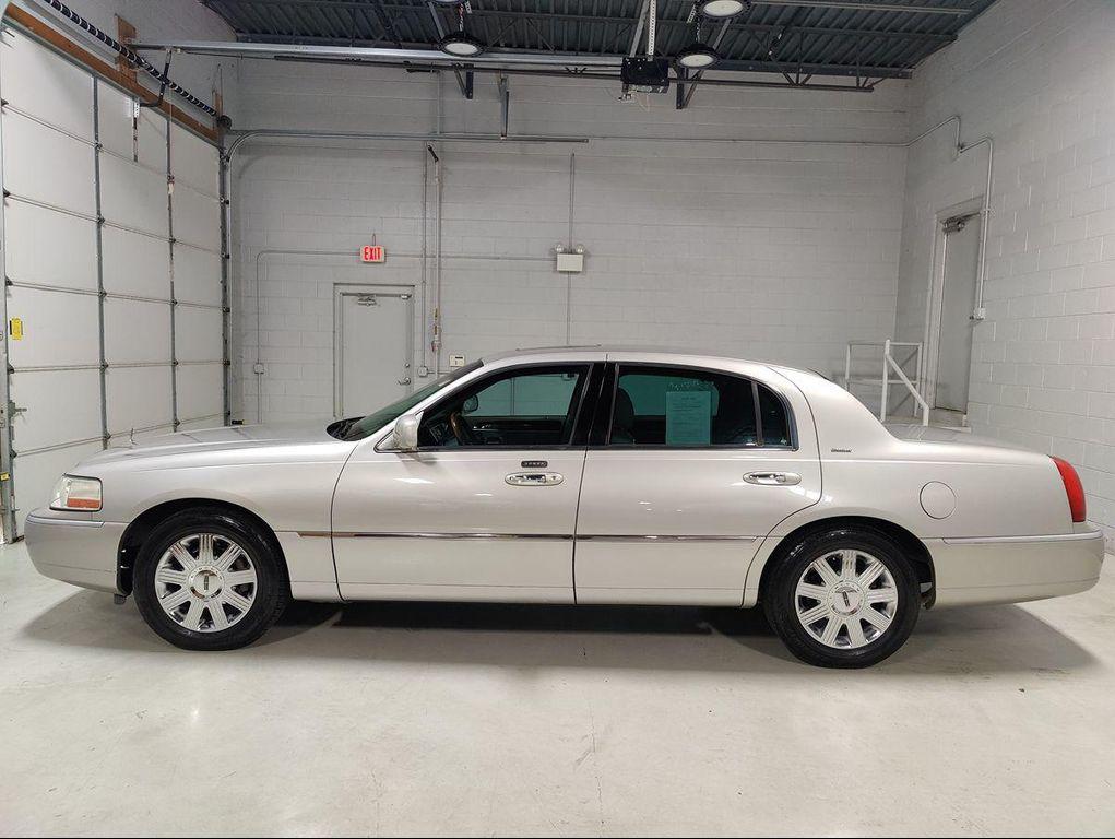 used 2004 Lincoln Town Car car, priced at $14,995