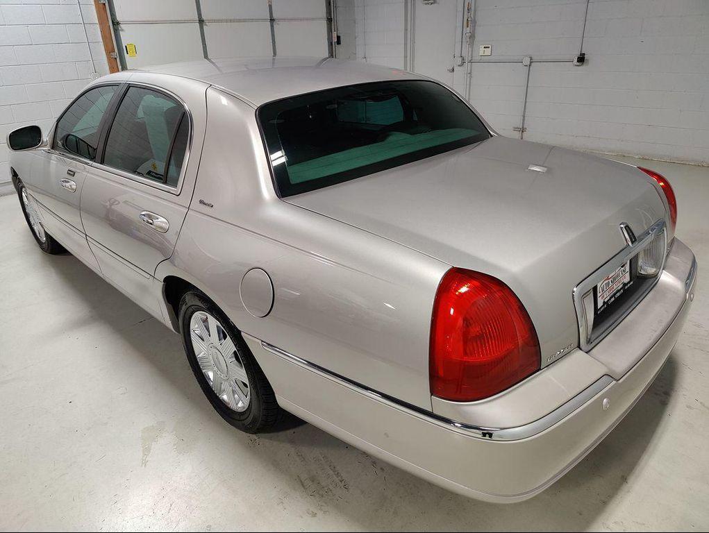 used 2004 Lincoln Town Car car, priced at $14,995