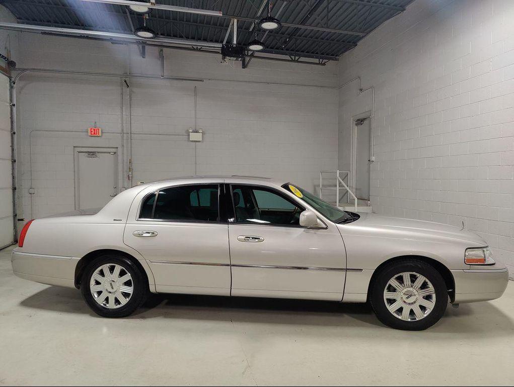 used 2004 Lincoln Town Car car, priced at $14,995