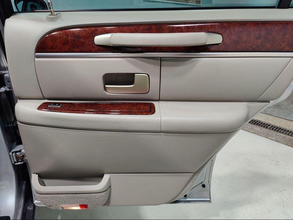 used 2004 Lincoln Town Car car, priced at $14,995