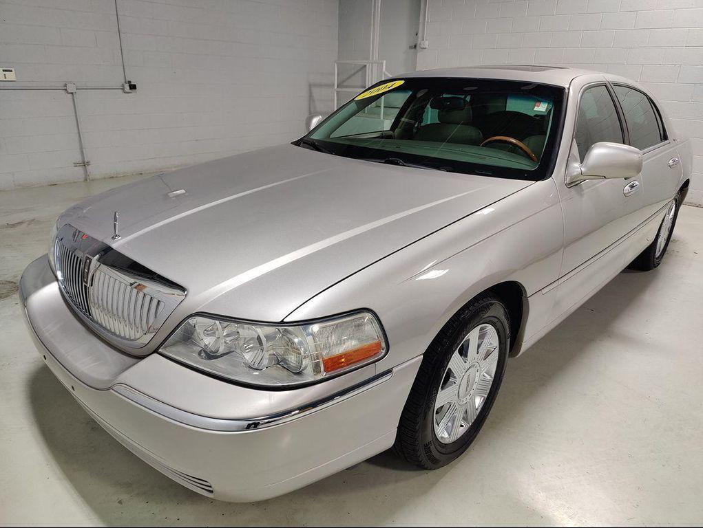 used 2004 Lincoln Town Car car, priced at $14,995