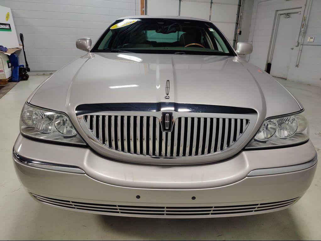 used 2004 Lincoln Town Car car, priced at $14,995