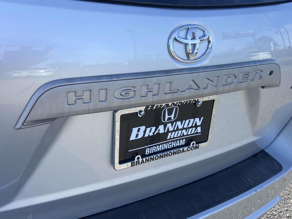 used 2010 Toyota Highlander car, priced at $8,888