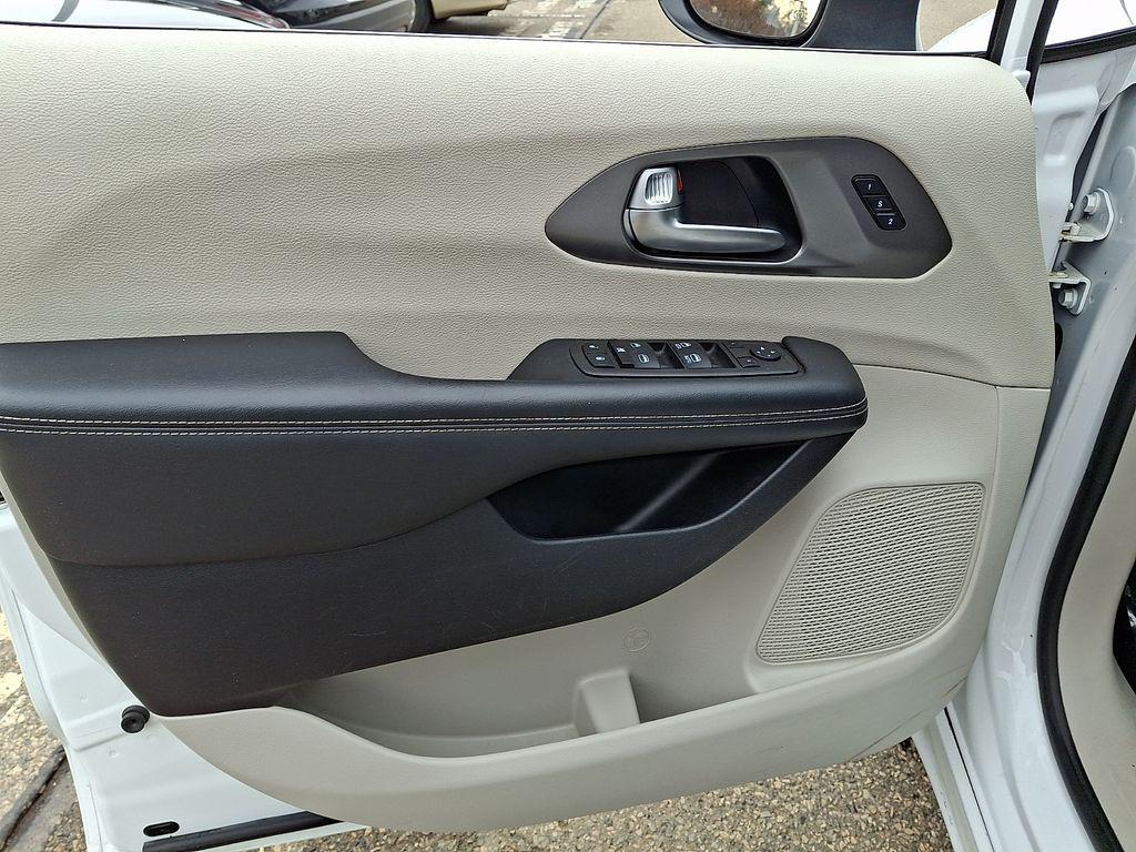 used 2023 Chrysler Pacifica car, priced at $22,000