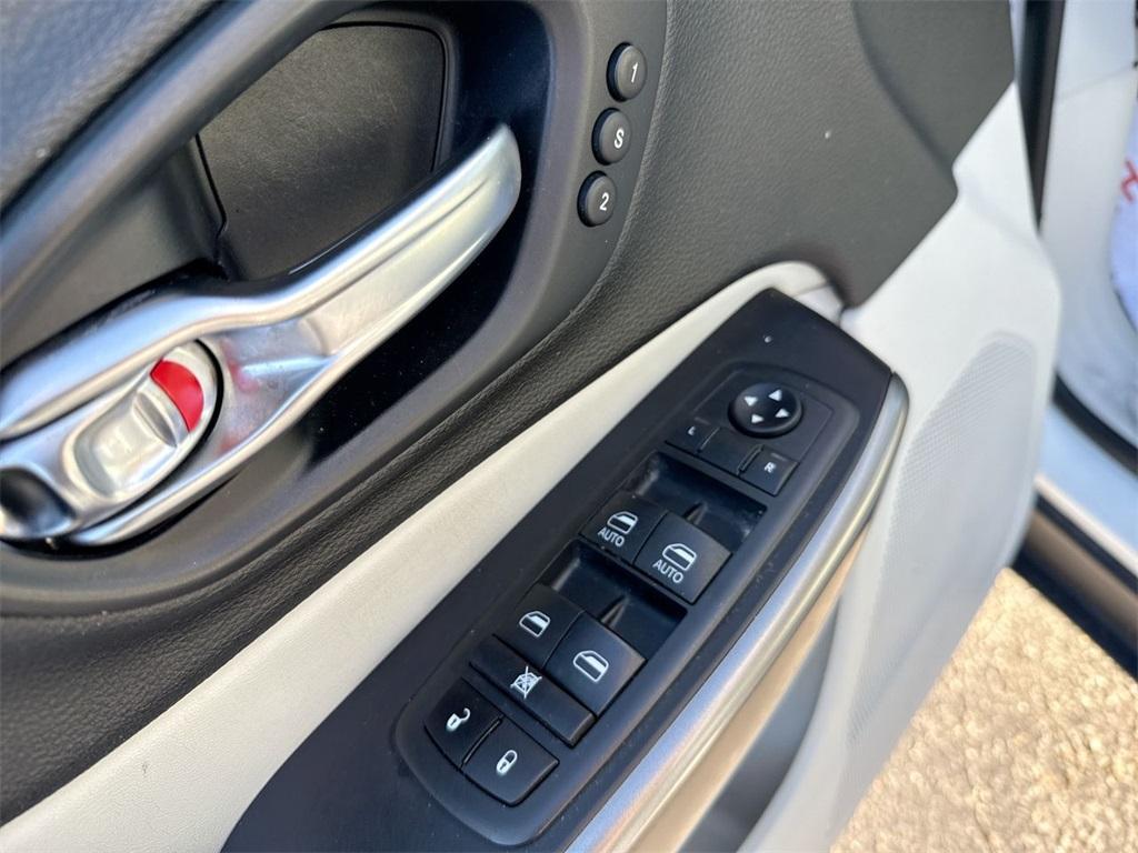 used 2020 Jeep Cherokee car, priced at $15,991