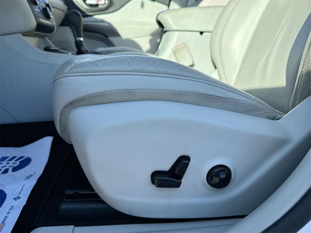 used 2020 Jeep Cherokee car, priced at $15,991