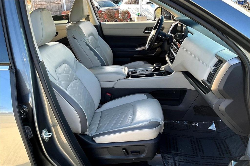 2022 Gun Metallic Nissan Pathfinder