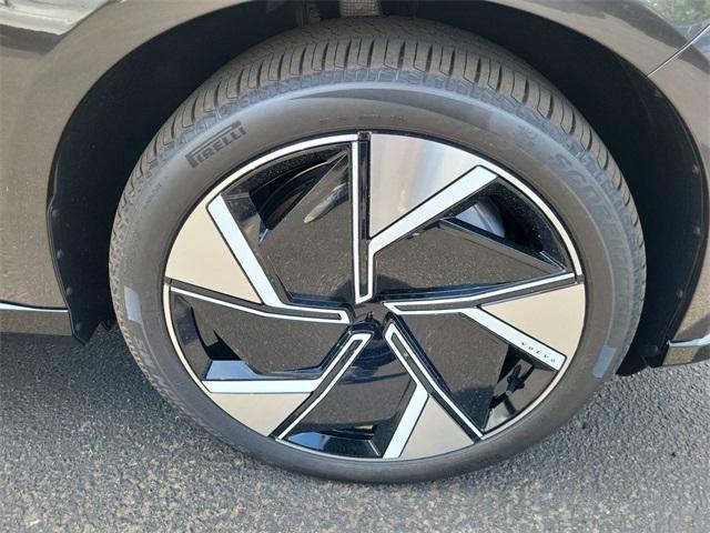 new 2025 Volvo EX90 car, priced at $86,943