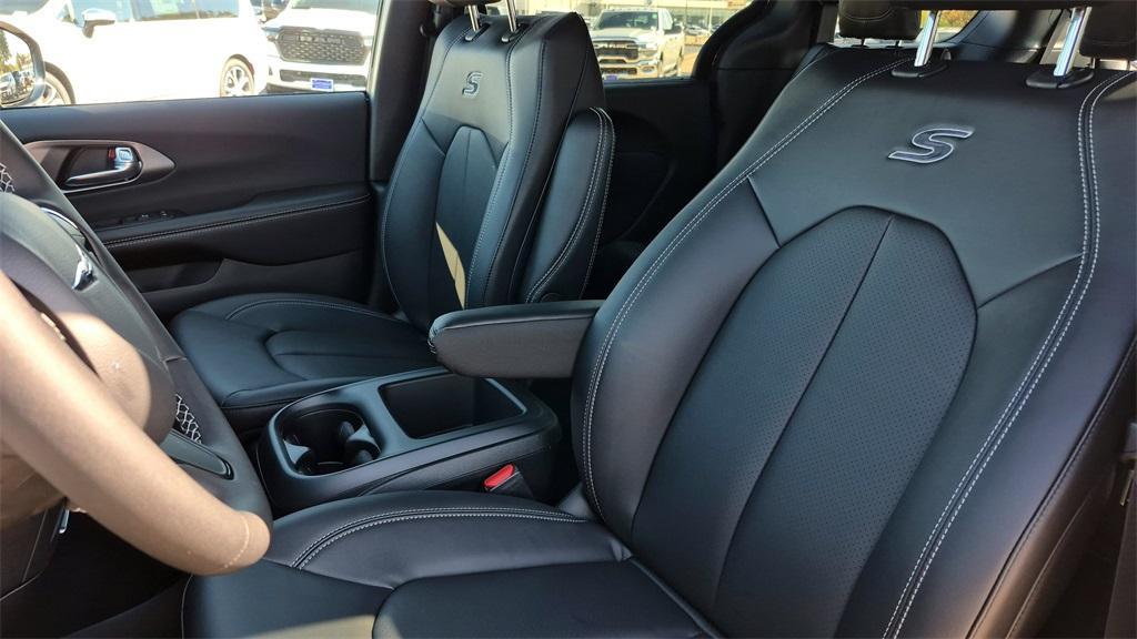 new 2026 Chrysler Pacifica car, priced at $41,882