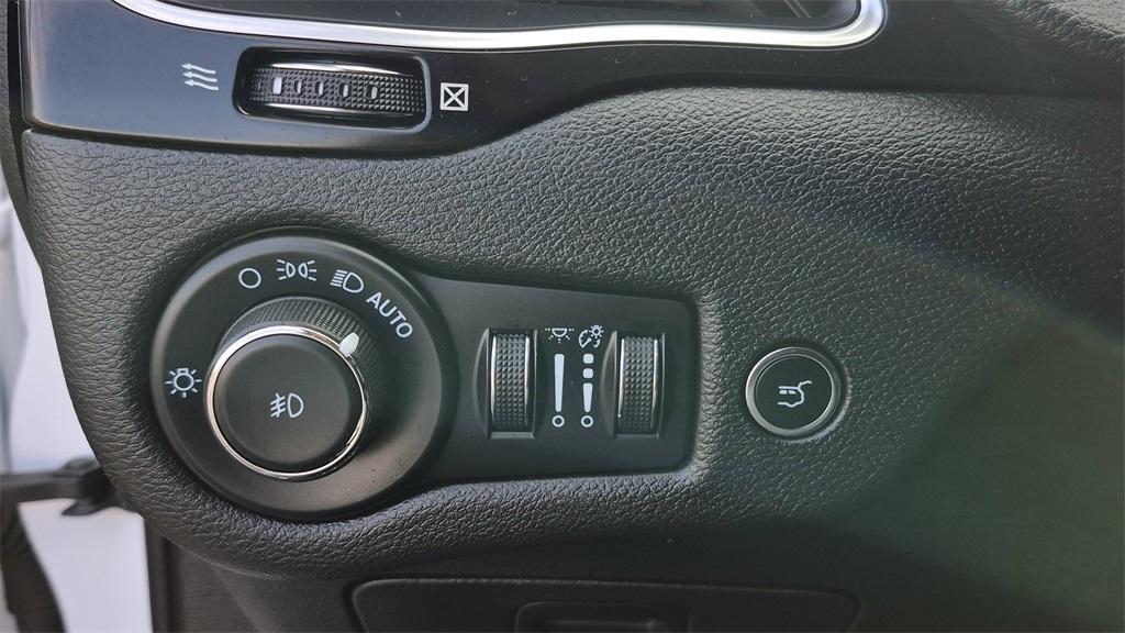 used 2023 Jeep Cherokee car, priced at $19,993